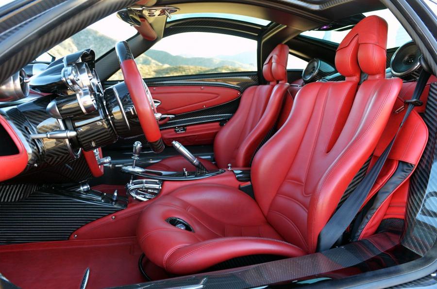 Интерьер Pagani Huayra 2013 года  (NA) (фото 97 из 112)
